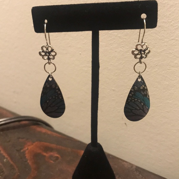 Ladies Butterfly Earrings. - Picture 3 of 3